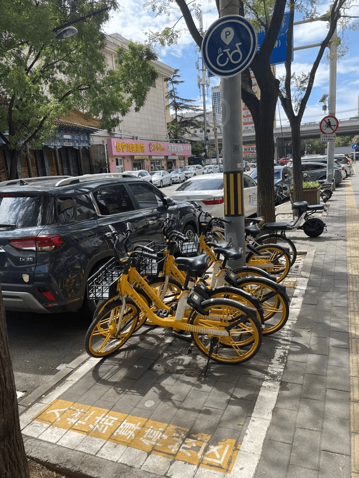 北京一处共享单车围栏区，摄影：郭怀毅<br>