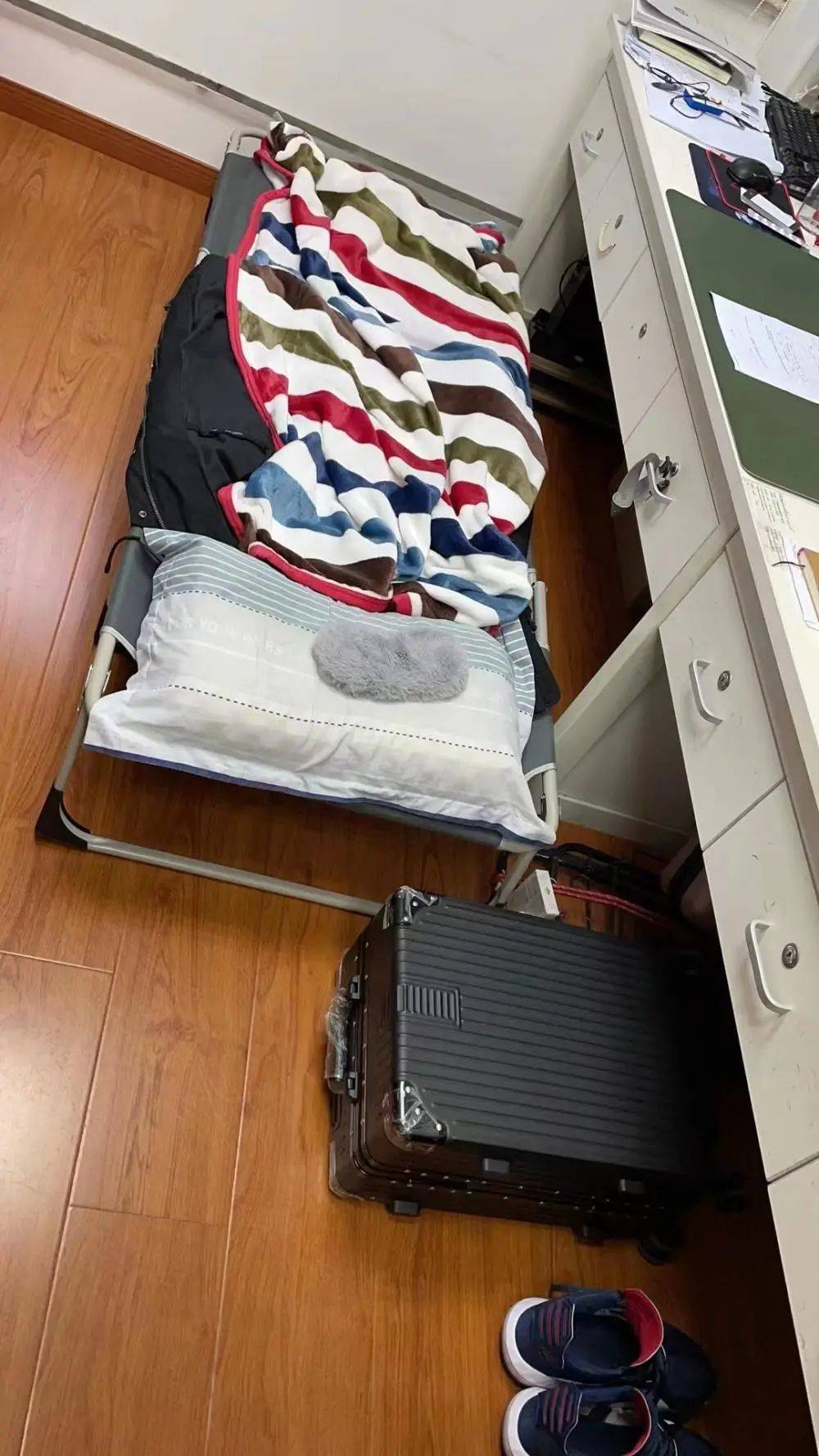 刘杰瑞睡在实验楼期间的床铺。受访者供图