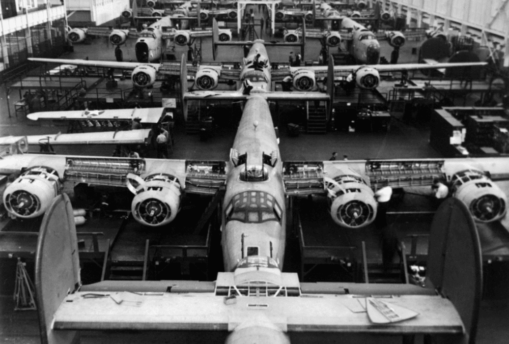 福特制造Willow Run轰炸机的工厂生产线（来源：History）<br>