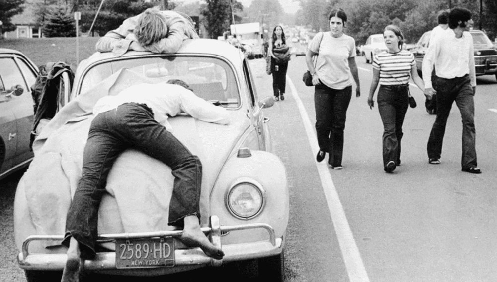 1969 年，Woodstock音乐节参加者在甲壳虫上打盹（来源：CNN）<br>