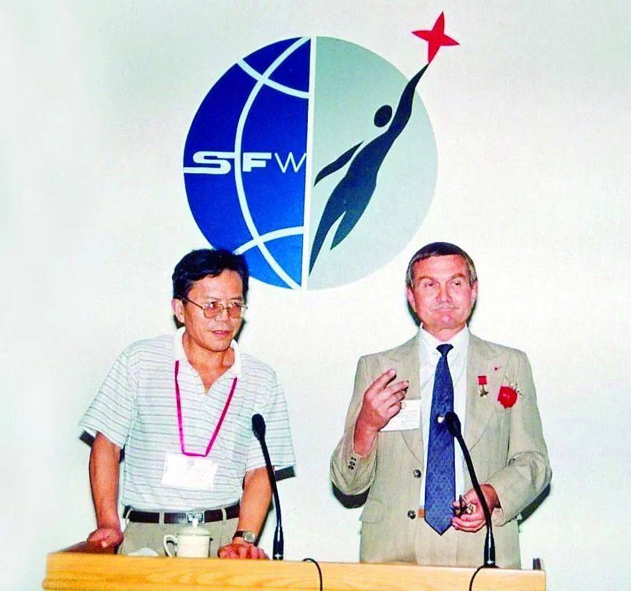 ■ 俄罗斯宇航员（右）在北京国际科幻大会上发言<br>