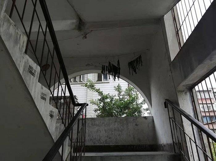一位独居老人所住的步梯楼。摄影：赵孟<br>