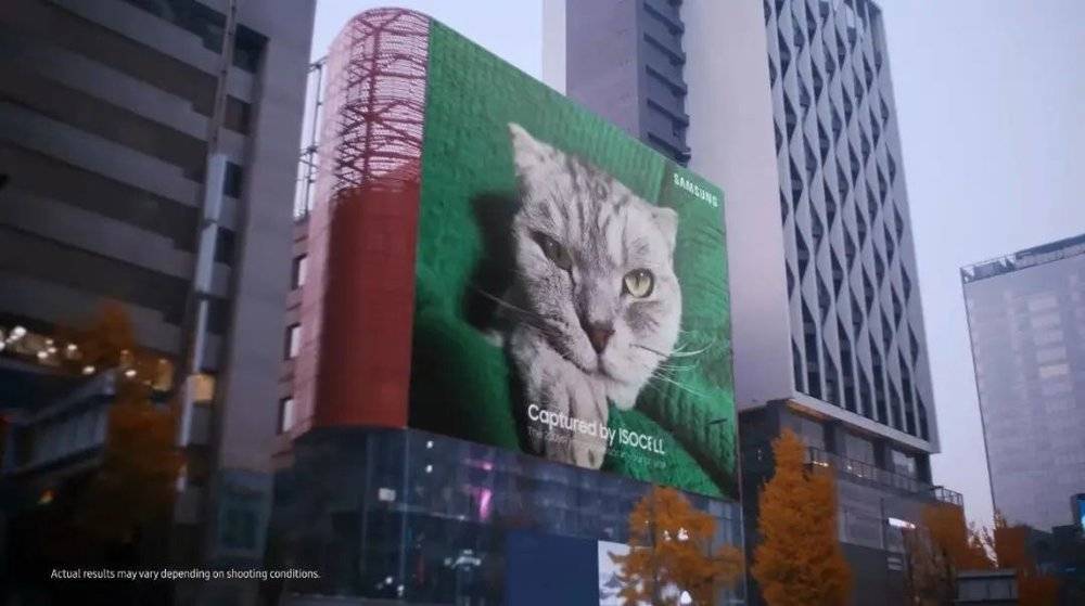 三星用 HP1 拍摄的照片，用工业打印机输出巨幅海报并悬挂在韩国街头 图片来自：三星
