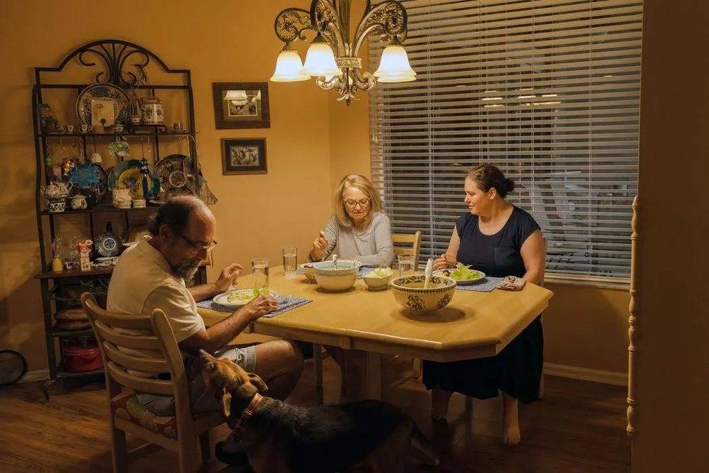 杰弗里·巴斯托基和安·巴斯托基和女儿在家共进晚餐。 图源：巴伦周刊