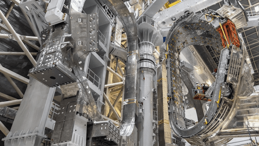 图：正在组装中的 ITER 托卡马克装置。来源：ITER<br>