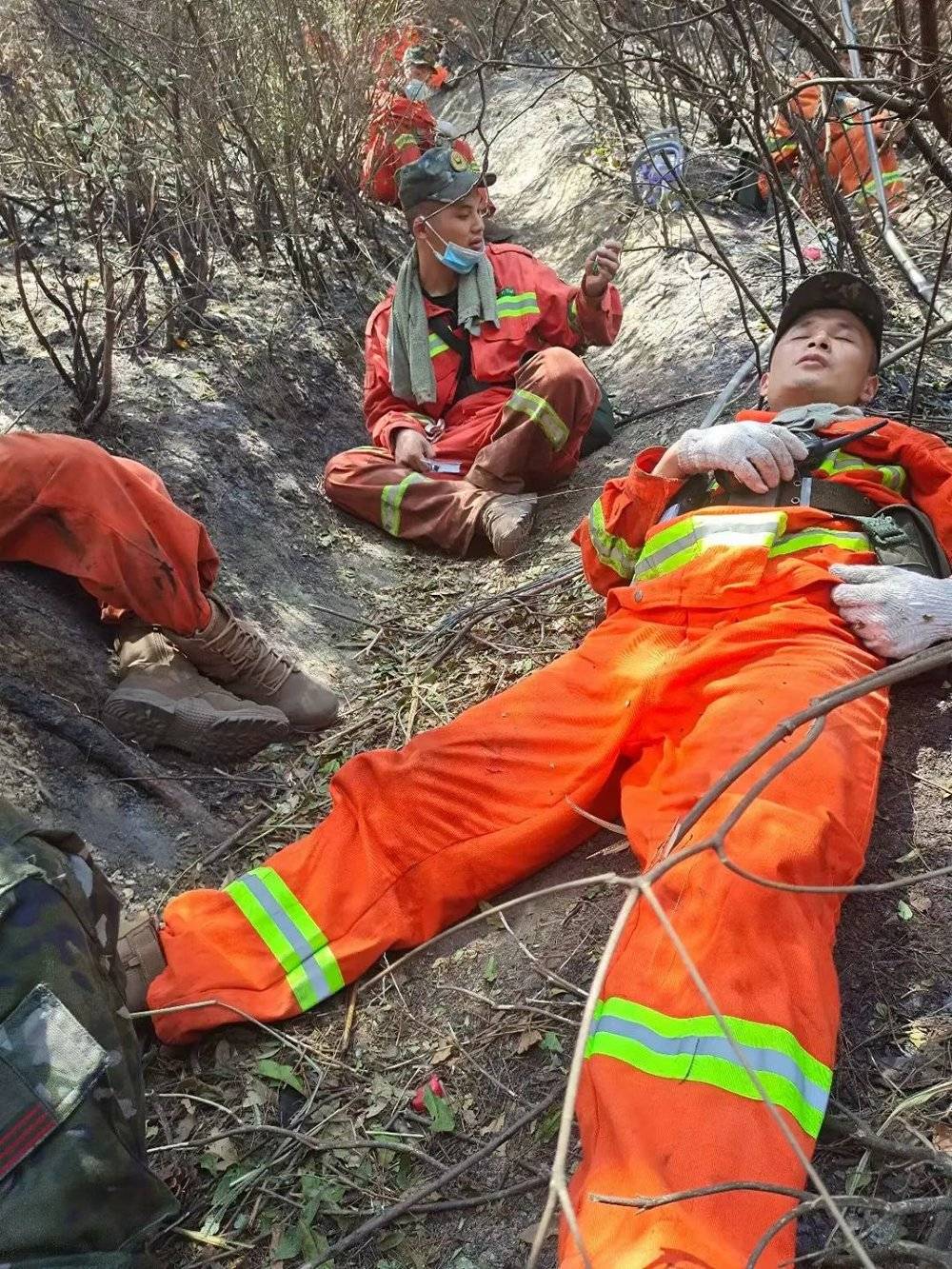 消防员躺在山上休息。受访者供图