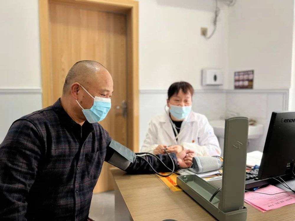 ▲刘家塘村的村医卢永琴在接诊病人。