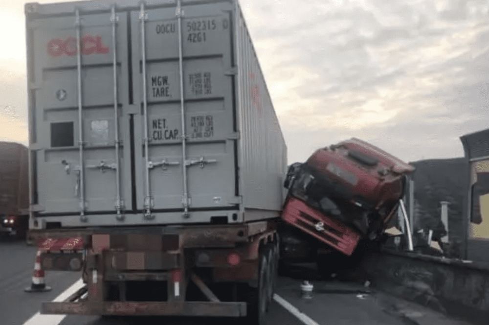 2019年5月，台州高速公路，一辆小货车突然爆胎失控，反弹至半挂卡车。后者虽然及时转向，但在巨大的惯性作用下方向失控，撞上高速公路边护栏。图片来自都市快报
