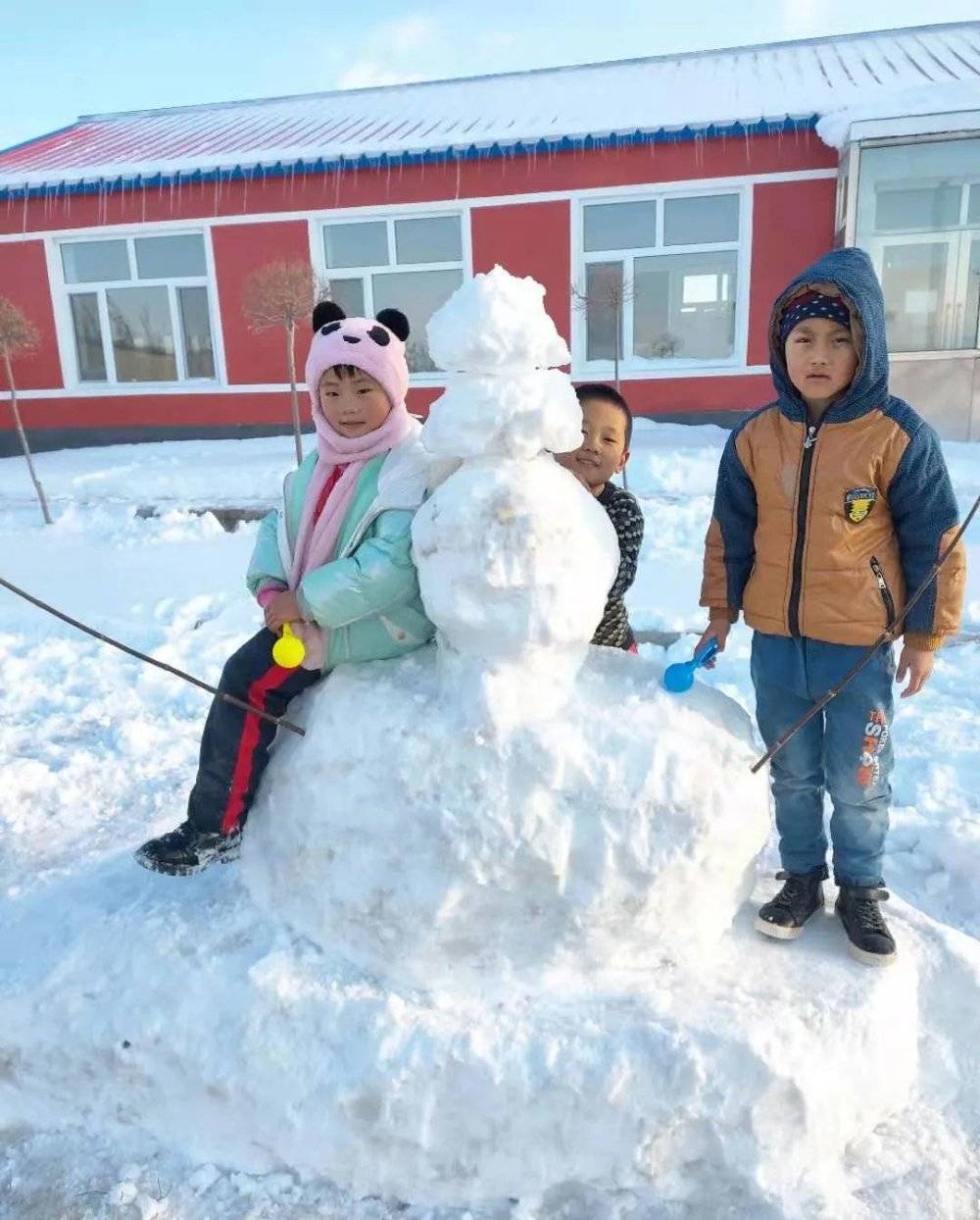 ▲孩子们在学校里堆的雪人。<br>