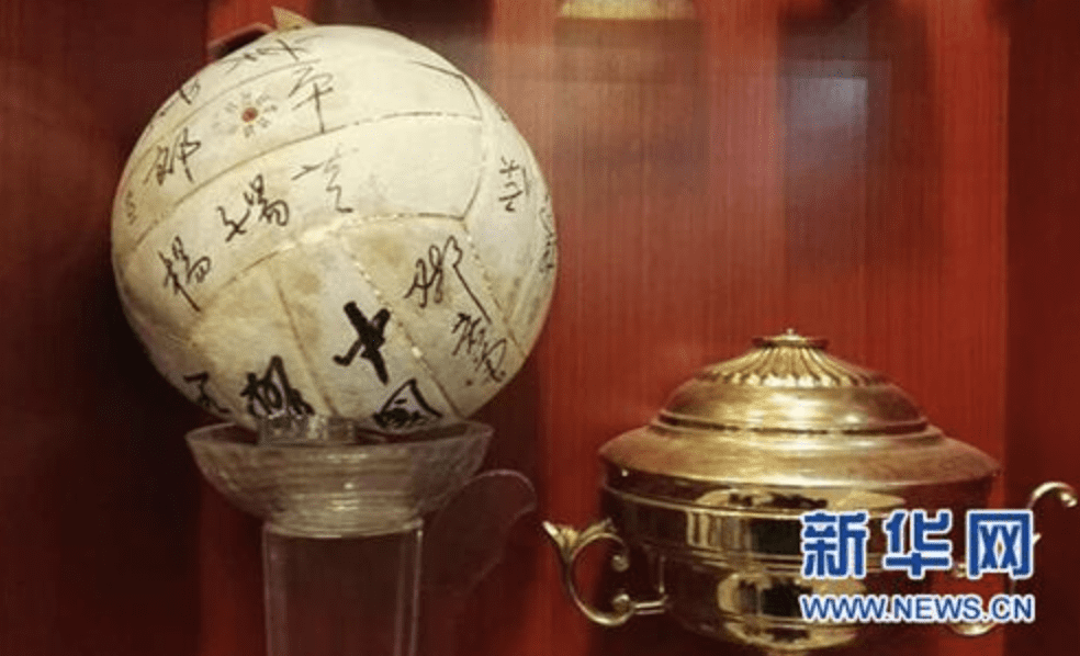 上世纪80年代黄金一代中国女排的签名排球，陈列于文昌中学