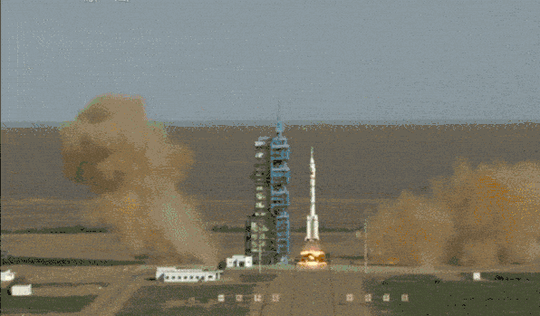 △ 2003年，我国第一艘载人飞船“神舟五号”在酒泉卫星发射中心发射成功。