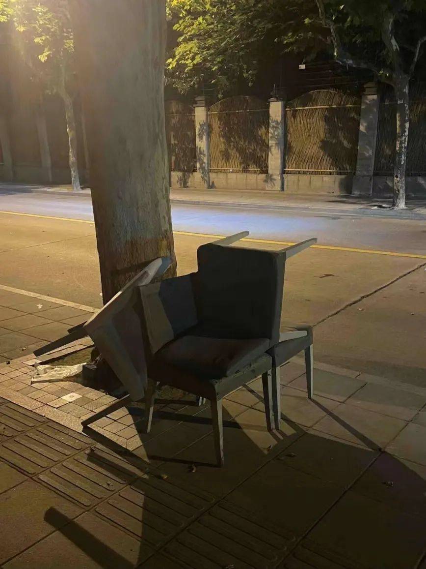永嘉路岳阳路上的椅子，投稿人@darkflame