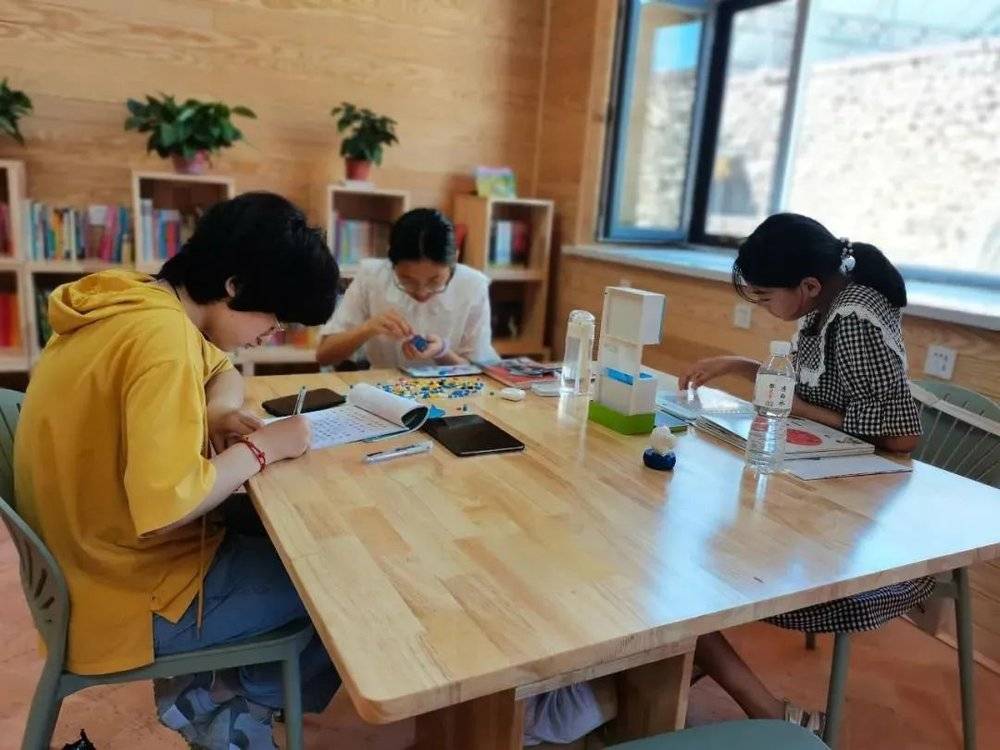 ▲太阳花巢友共建图书室里，孩子们正在学习<br>