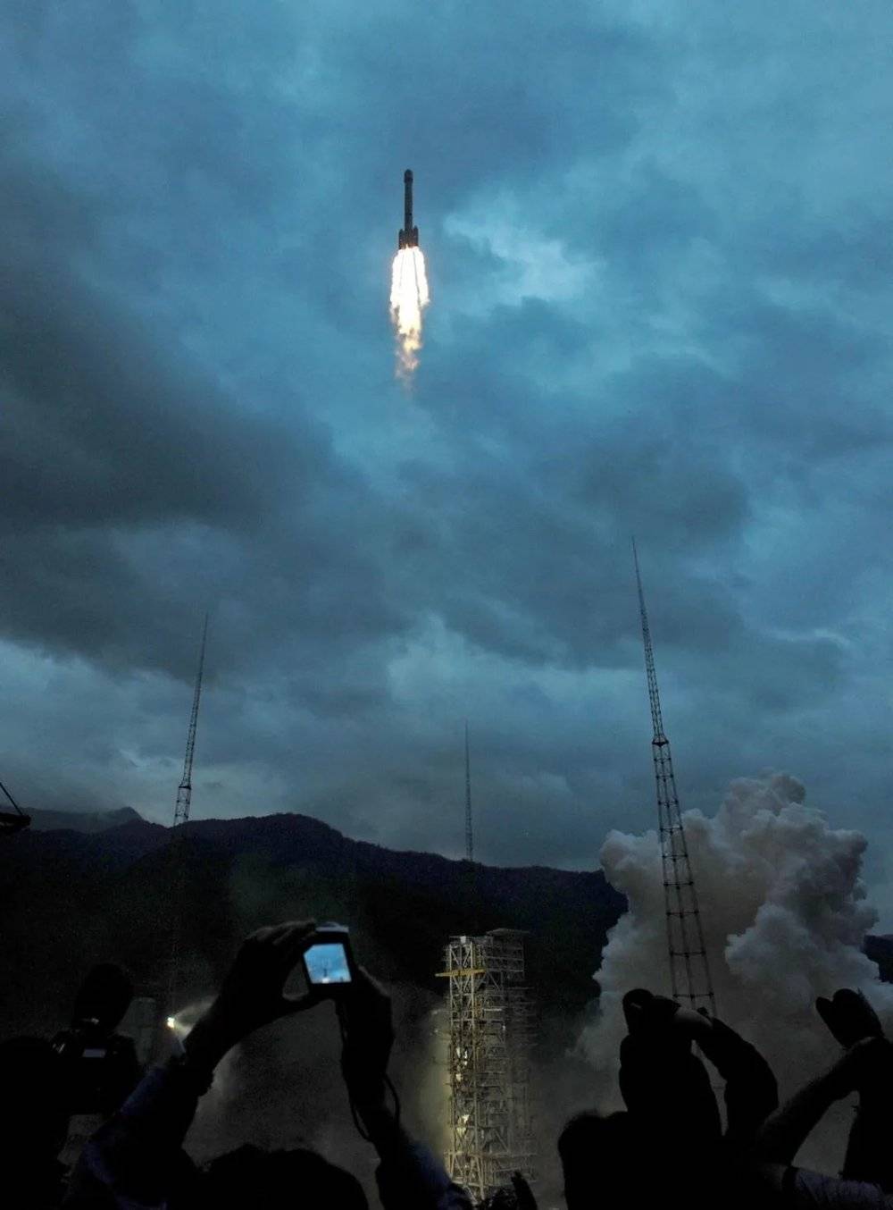 2010年10月1日，搭载“嫦娥二号”的长征三号丙运载火箭在西昌卫星发射中心发射升空。图｜新华社