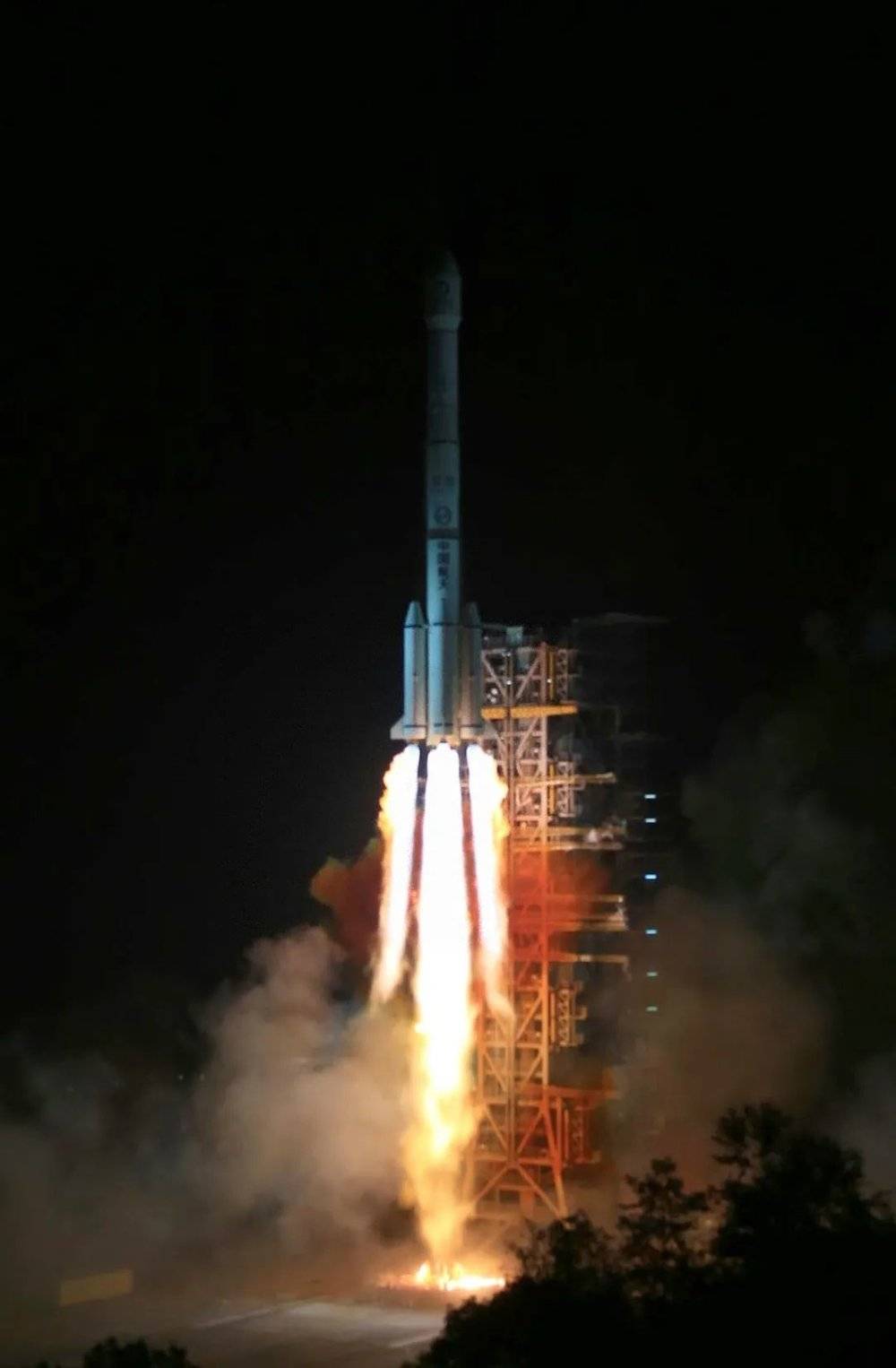 2013年12月2日，搭载“嫦娥三号”的长征三号乙运载火箭在西昌卫星发射中心发射升空。图｜新华社<br>