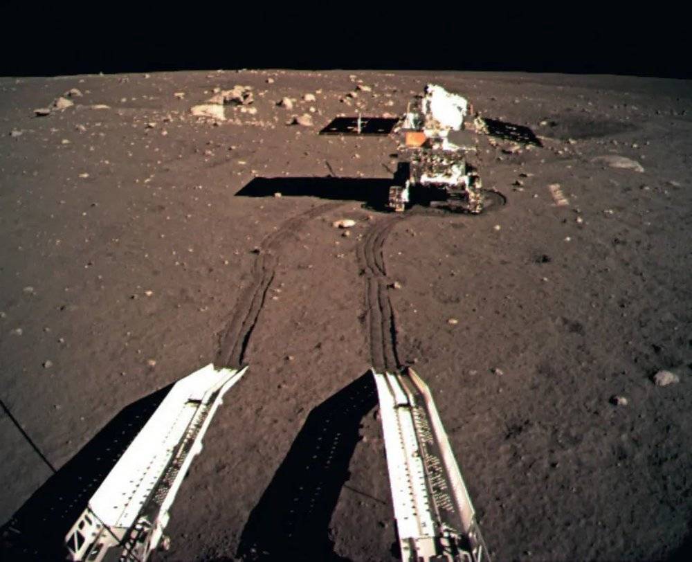 “玉兔一号”在月球正面留下了中国探测器第一履足迹<br>