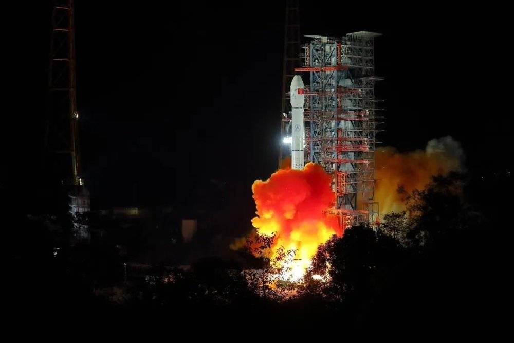 2018年12月8日，西昌卫星发射中心用长征三号乙运载火箭成功发射“嫦娥四号”。图｜新华社