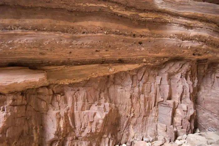 图5 岩壁上显露出地层不整合面：寒武纪的砂岩直接压在年代更为久远的维斯纽片岩的基岩上。照片摄于亚利桑那州黑尾峡谷。<br>
