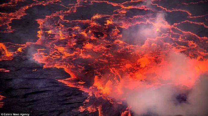 图6 世界最大火山熔岩湖航拍照片，位于非洲的尼拉贡戈火山(Nyiragongo Volcano)。