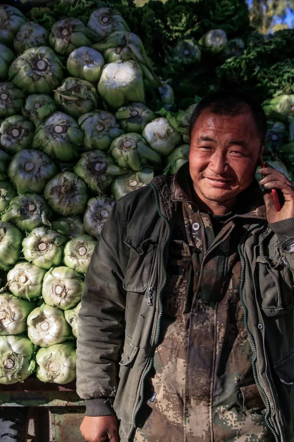 东北人有在秋季囤积过冬大白菜的传统，图为进城卖冬菜的农民。摄影/邱会宁