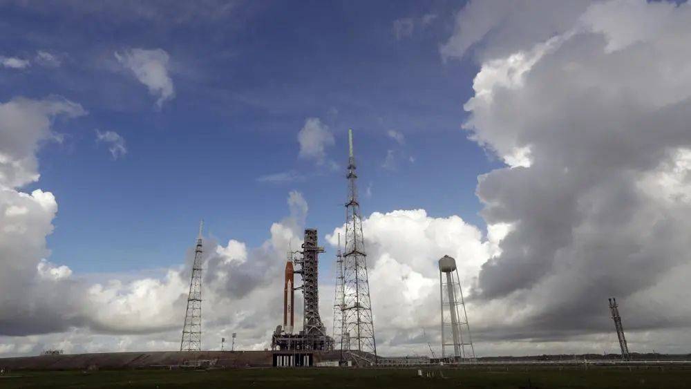 2022年8月28日，周日，在卡纳维拉尔角的肯尼迪航天中心，美国宇航局的登月火箭在39B发射台准备就绪。图自美联社<br>