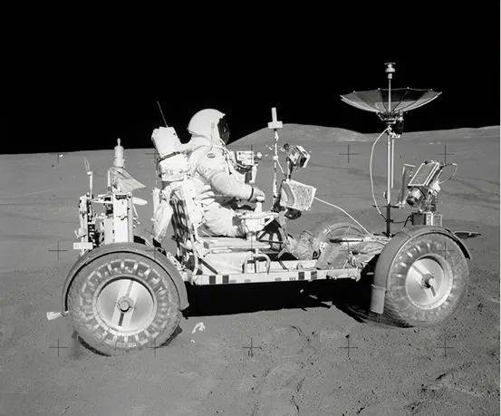 图2 宇航员在月球上“飙车”<br>
