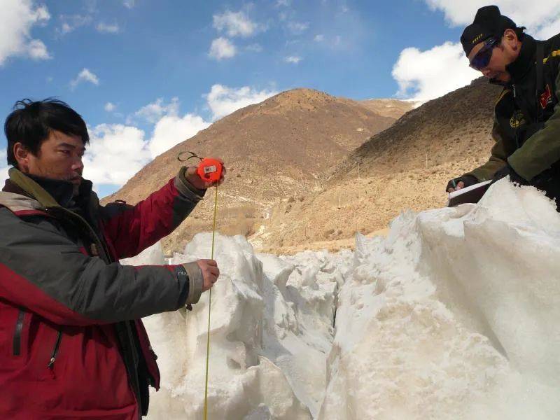杨勇（左）正和同伴在冰川考察
