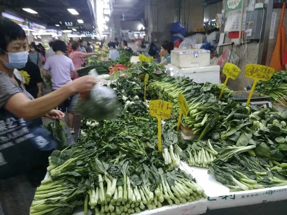 ●同样是远道而来的宁夏菜心，广州珠光市场的价格几乎是上海菜市场的一半，多样且廉价的蔬菜，依靠的就是供应商复杂的分销网络。摄影：天乐
