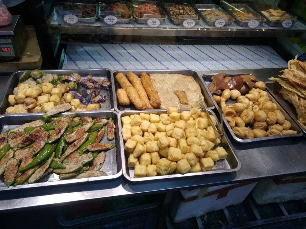 ●广州菜市场里售卖的各式熟食。摄影：天乐