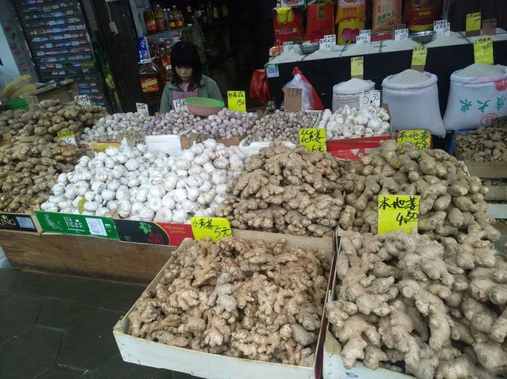 ●广东的一家菜市场，一个摊位能够提供十几种不同品类的生姜，充分满足当地人精细的烹饪需求。摄影：天乐