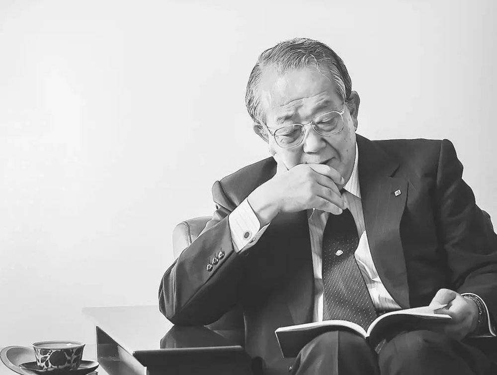 稻盛先生在阅读《南洲翁遗训》（摄影：菅野胜男）