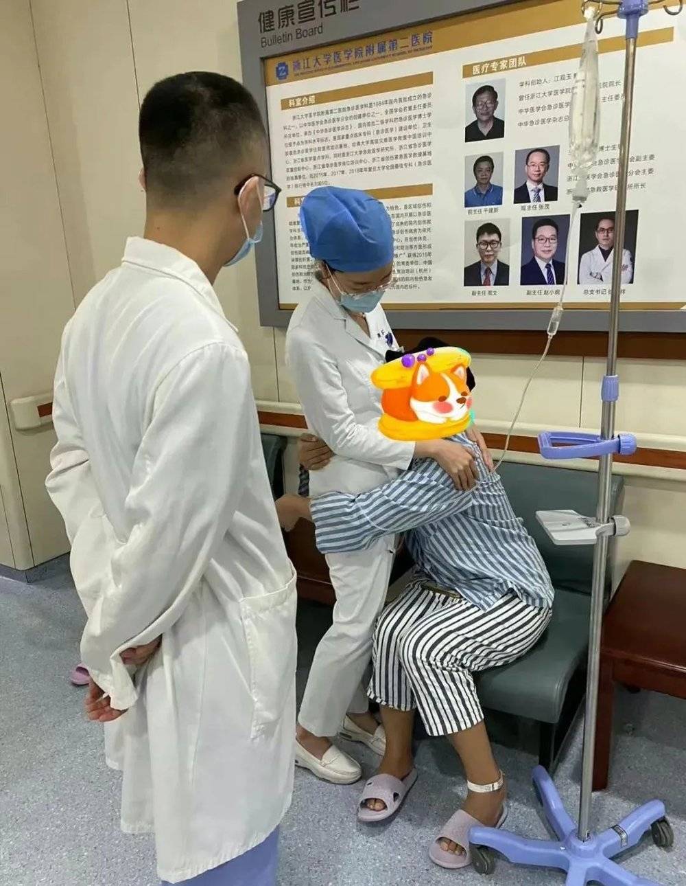 图 | 一位病患痊愈后拥抱护士@浙大二院急诊科卢骁医生