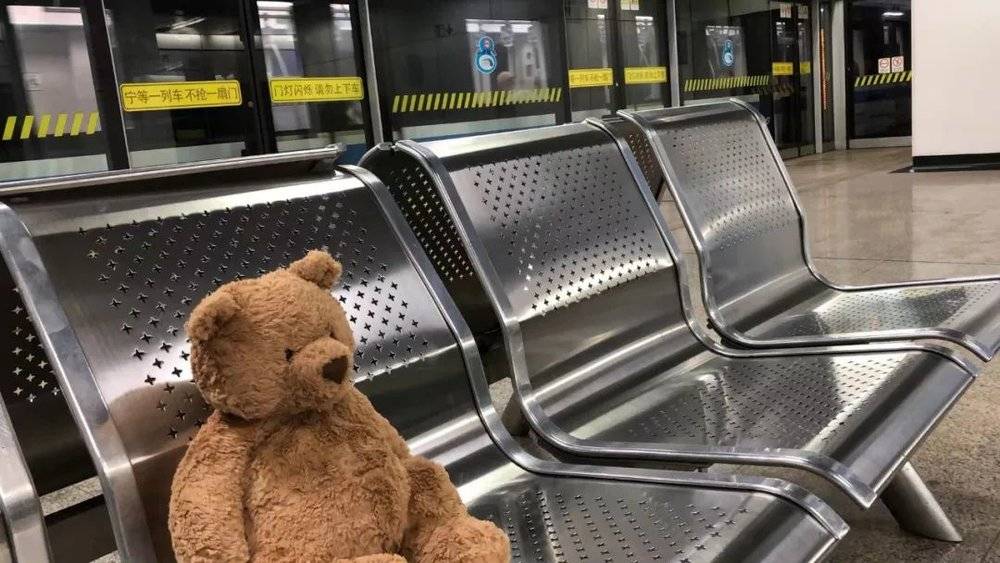 刘能坐地铁。小黎：“我想要这个小熊好！久！了！”<br>
