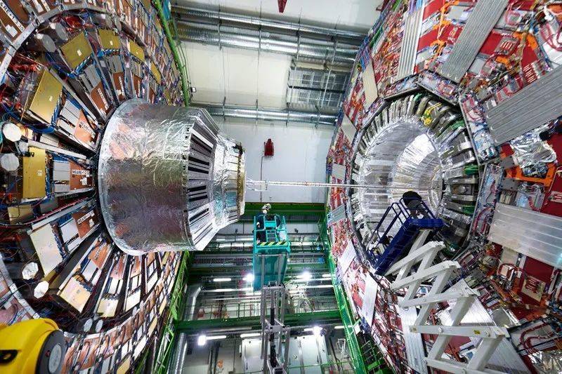 大型强子对撞机CMS实验中的探测器，机器关闭期间的照片。来源：Samuel Joseph Hertzog， Julien Marius Ordan/CERN<br label=图片备注 class=text-img-note>