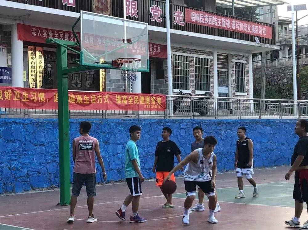 村子里的年轻人们在打篮球 拍摄：赵宇<br>
