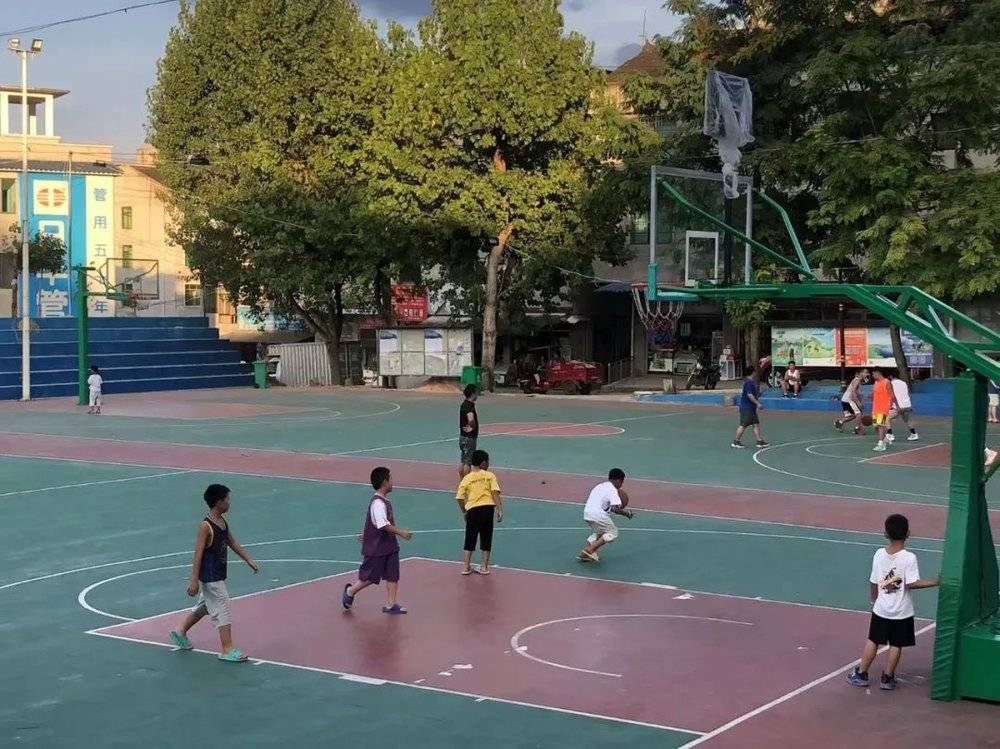 村里的小孩子在打篮球，有人穿着拖鞋。 拍摄：赵宇