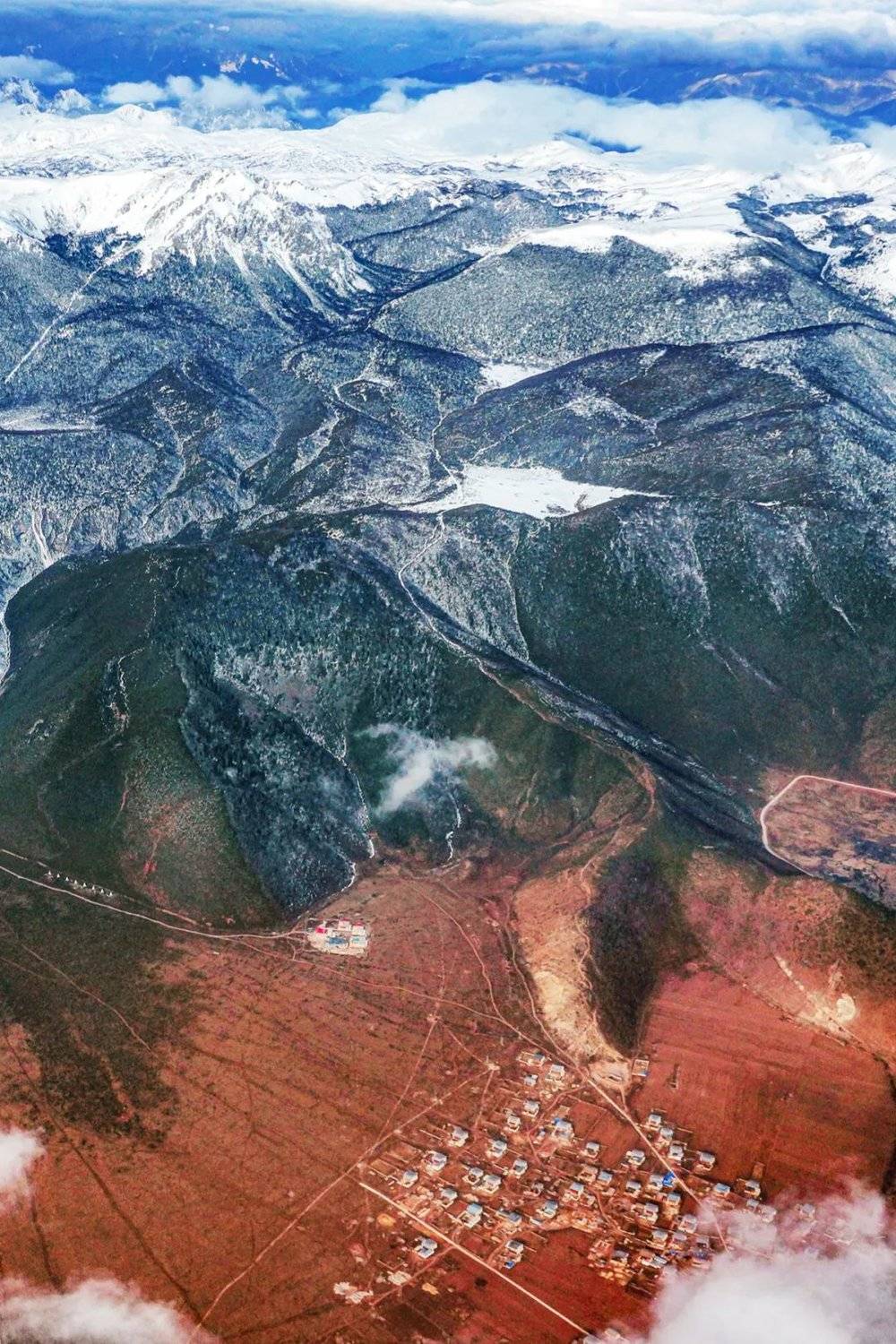 俯瞰石卡雪山，直观感受一山有四季。摄影/李谨