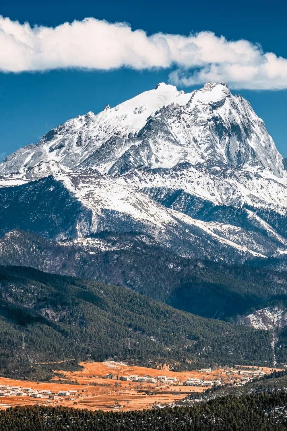 看过迪庆的雪山，便能理解为何藏民视之为“圣山”。<br label=图片备注 class=text-img-note>