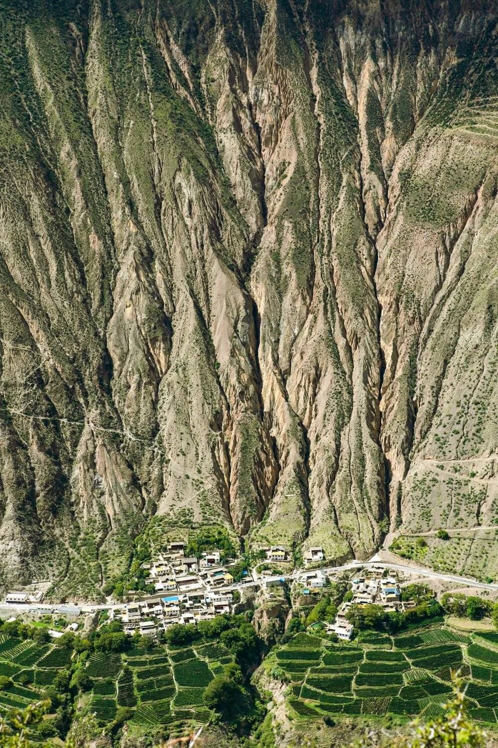 德钦的村庄，在峡谷中求生存。摄影/李志纲