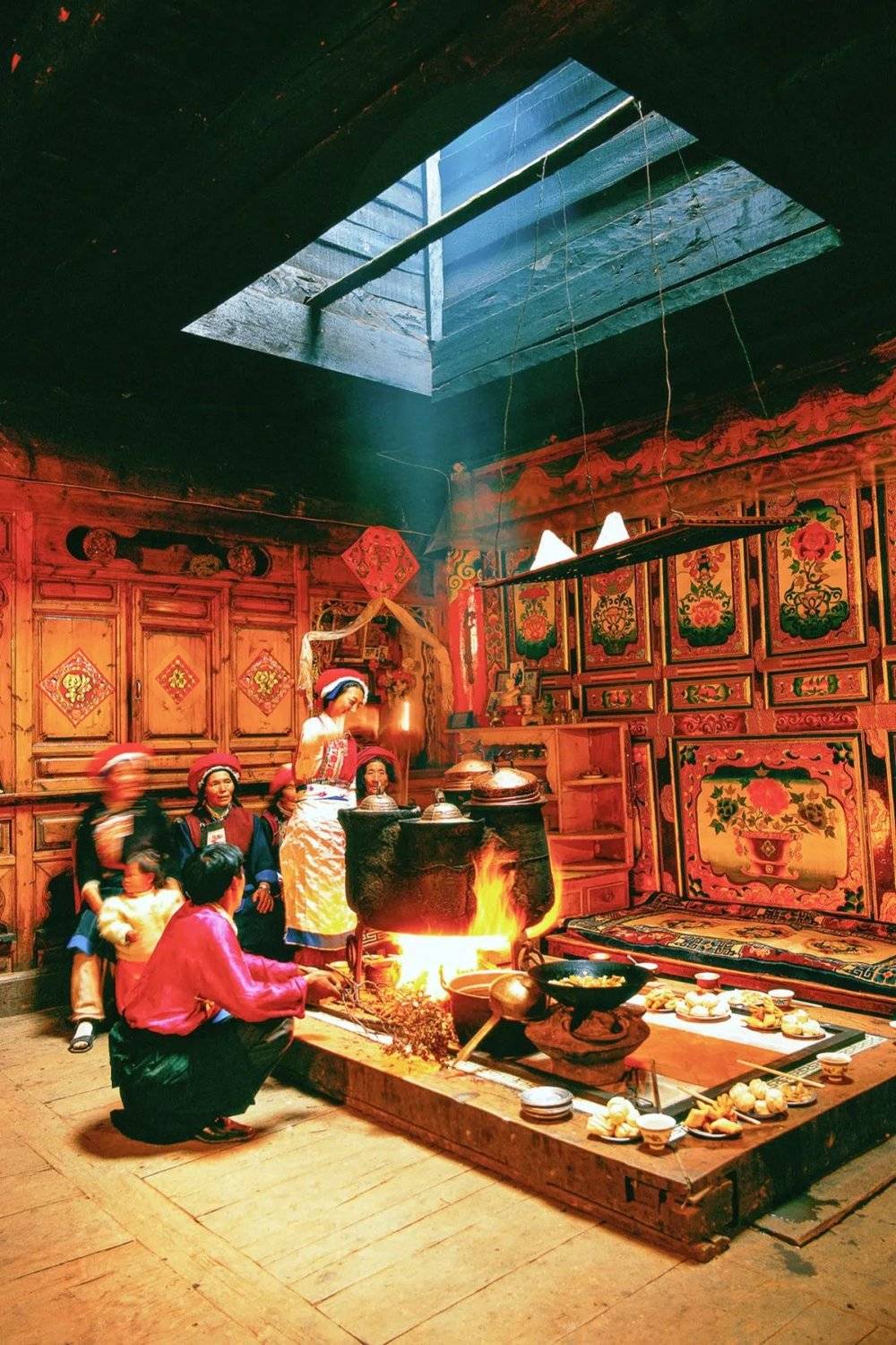 唯一不变的是各民族对生活的热爱。图为一家藏民正在做饭。摄影/李东红