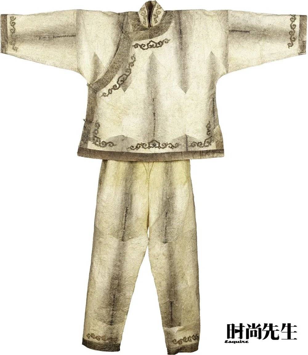 赫哲族鱼皮衣套装（女式），图片来源：北京服装学院民族服饰博物馆民族服饰素材库