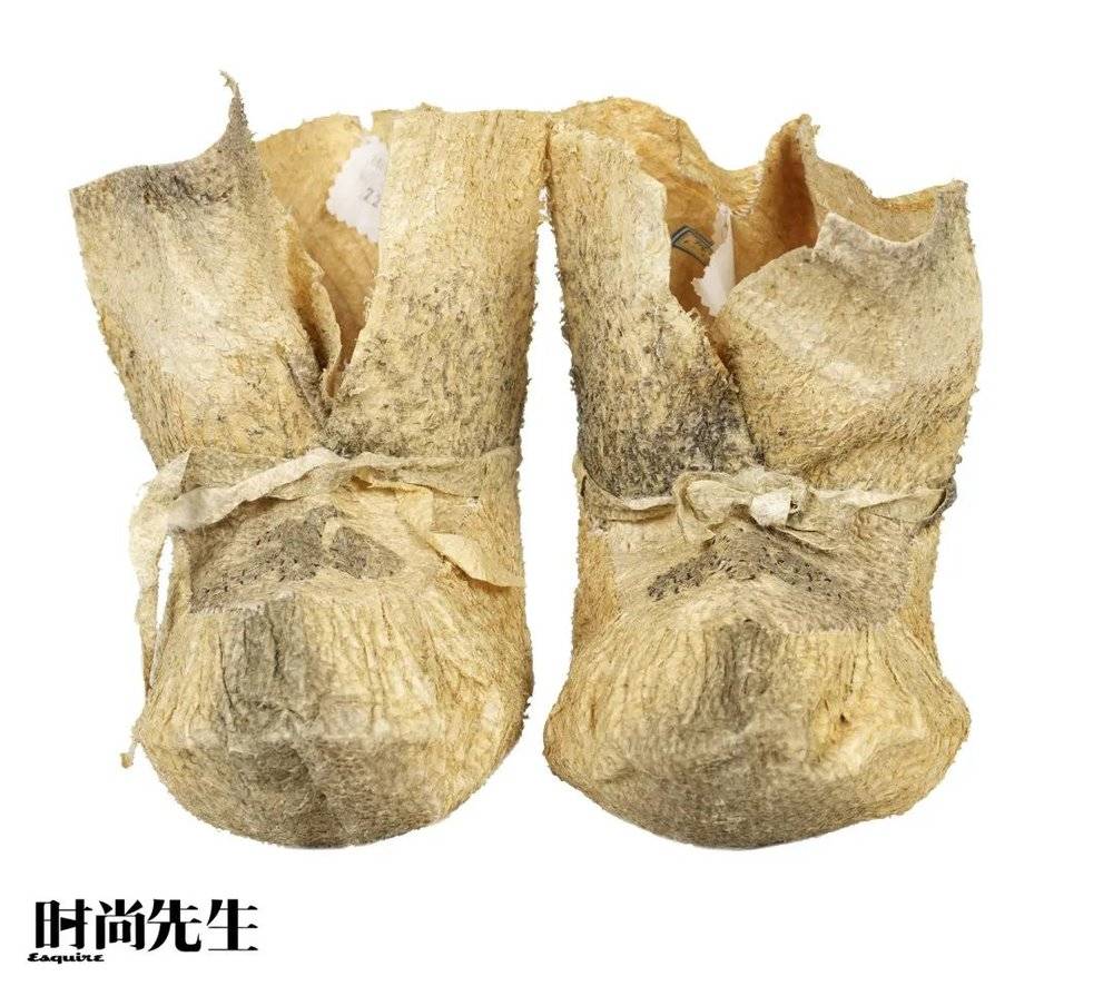 赫哲族鱼皮鞋，图片来源：北京服装学院民族服饰博物馆民族服饰素材库<br>