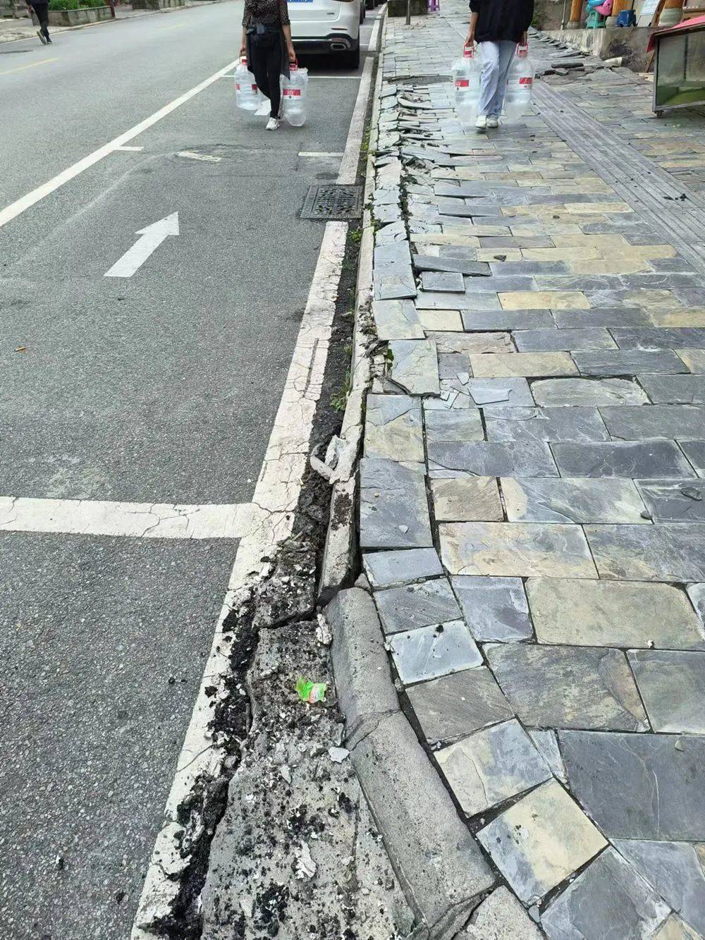 地震后磨西镇道路出现裂缝 图片来源：网友提供<br>