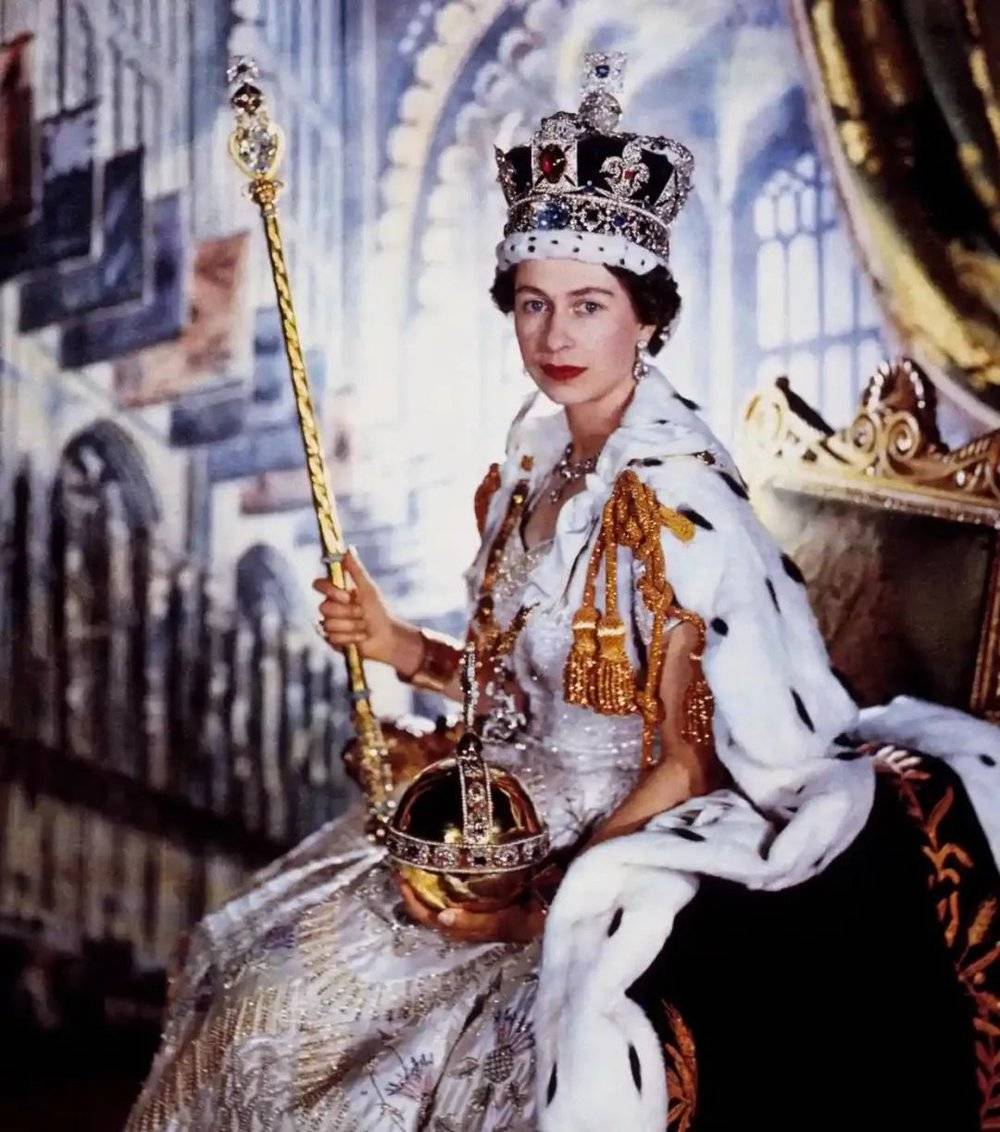 ▲1953年6月，伊丽莎白二世女王在加冕典礼上（图/网络）<br>