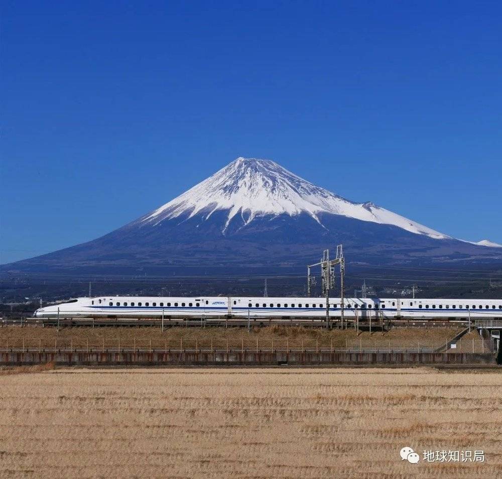 现在不少游客将体验新干线作为来日本游玩的必选项之一（东海道新干线N700A系列驶过富士山 图：wiki）