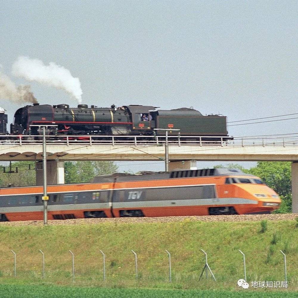 1981年2月26日一辆TGV-PSE列车于本线，打破了当时380km/h的世界最快轮轨速度纪录（下方是TGV-PSE 图：wiki）