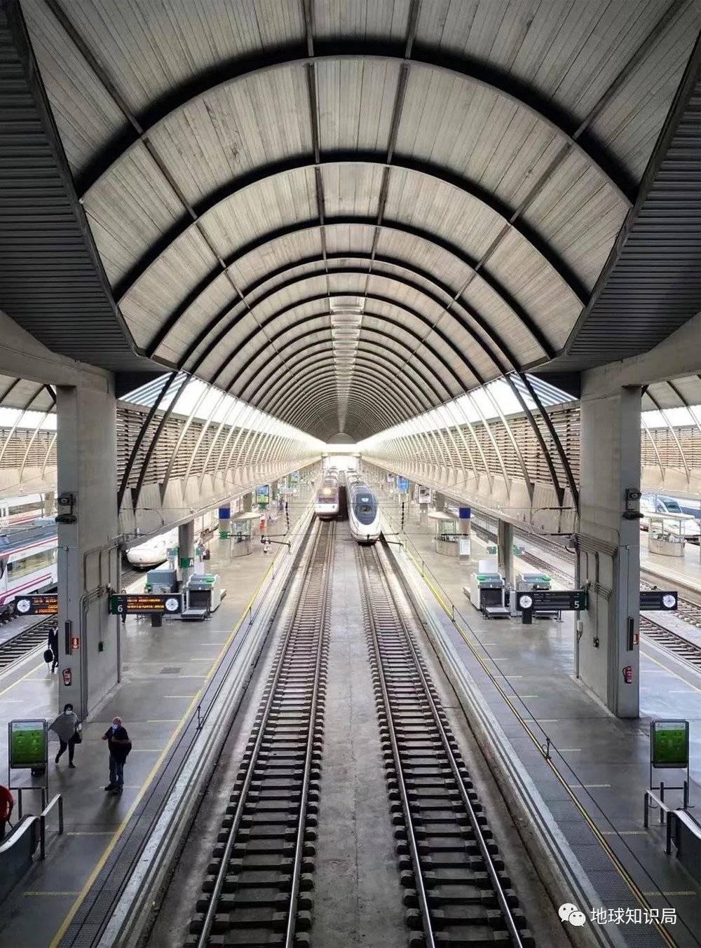 随着马德里-塞维利亚高速铁路开通而开通的塞维利亚-圣胡斯塔火车站到现在也是西班牙重要的交通枢纽（塞维利亚-圣胡斯塔火车站图：夏虫）