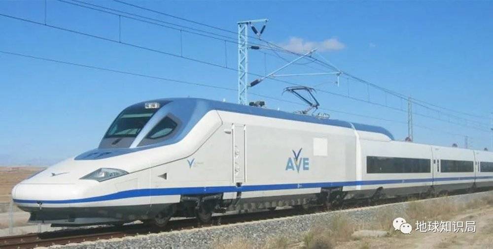 由于动力车的空气动力学设计类似于喙，这列火车被昵称为“Pato”，西班牙语为鸭子，鸭嘴设计减少了在最高速度时由空气阻力产生的噪音（Talgo350动车组 图：wiki）