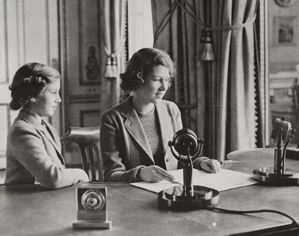 1940年10月，伊丽莎白公主发表了第一次演讲。以一个小女孩的方式，14岁的公主与妹妹一起努力为战争出力：她们共同筹划了一系列旨在筹款的哑剧，包括《灰姑娘》、《睡美人》、《阿拉丁》等等 图源：Royal Collection Trust<br>