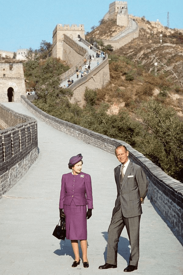 1986年，女王和丈夫菲利普亲王在八达岭长城<br>